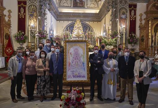 La junta de Gobierno de la Matriz posan junto al autor del cartel del Rocío 2021