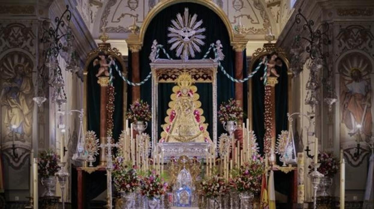 La Virgen del Rocio, en el altar de la Parroquia de la Asunción de Almonte