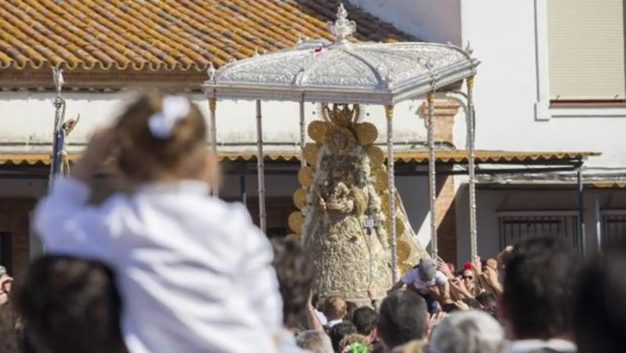 Salida procesional de la Virgen del Rocío por las calles de Almonte en 2016