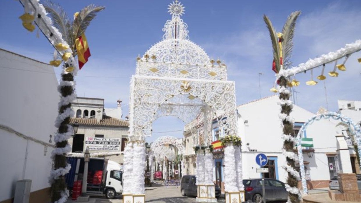 Almonte ha engalanado las calles como es tradición para la procesión y el traslado de la Virgen del Rocío