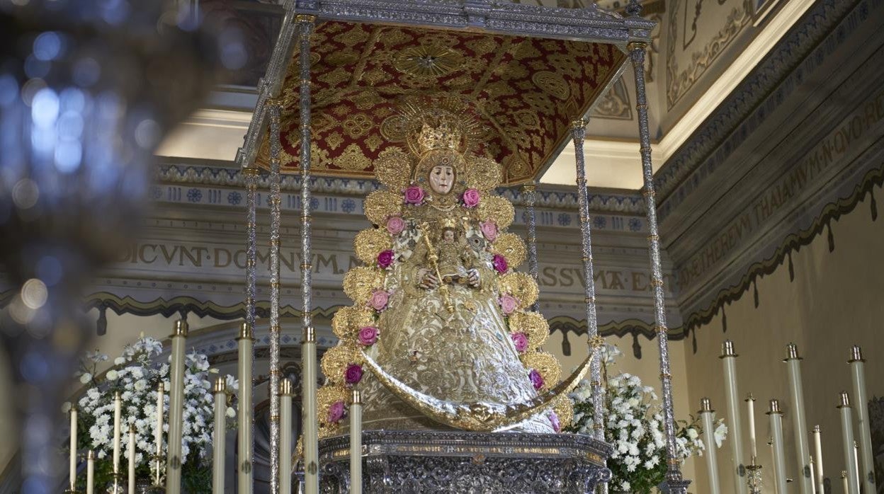 La Virgen del Rocío en sus nuevas andas