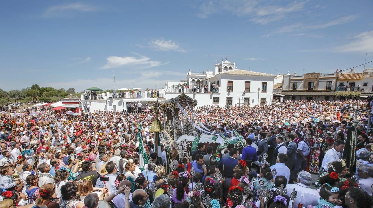 Miles de romeros asisten a la presentación de las hermandades ante el Santuario