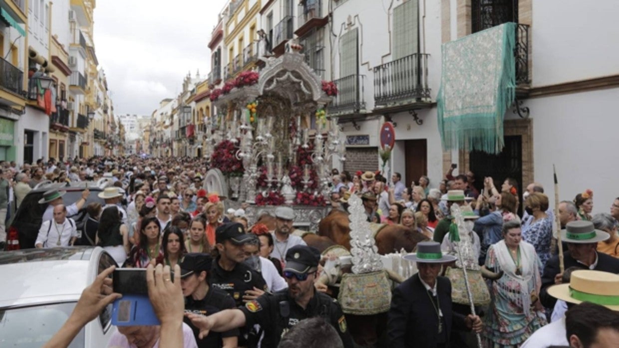 El Simpecado de Triana pasando por la calle Pureza