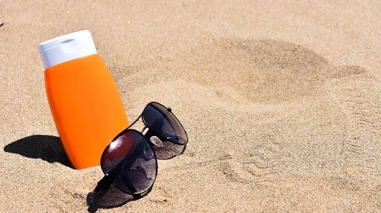 Crema solar y gafas de sol