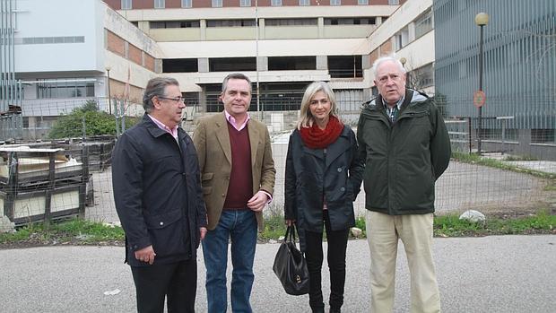 Juan Ignacio Zoido, Juan Bueno, Patricia del Pozo y Jaime Raynaud, delante del Hospital Militar