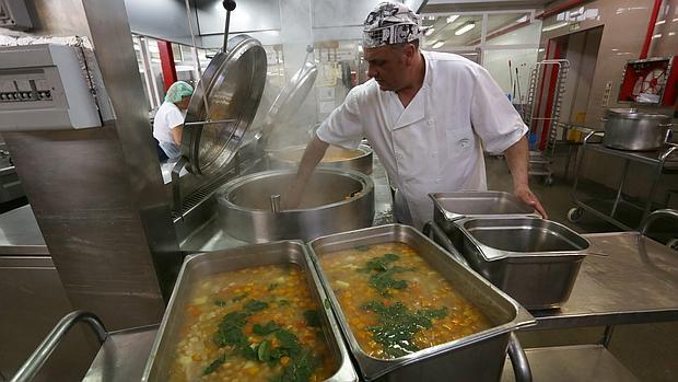 Hospital Virgen del Rocío: Cómo preparar 5.200 comidas diarias con todas las garantías