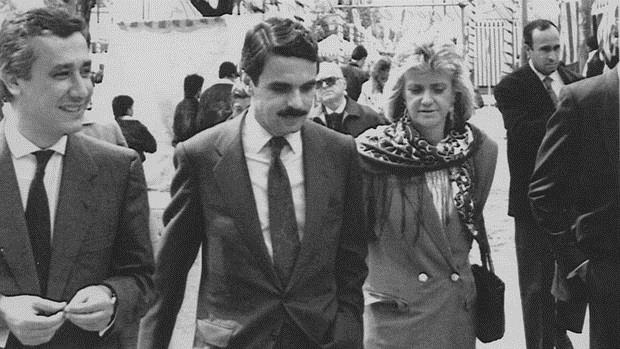 Aznar, líder de la oposición a González, paseando por el real flanqueado por Arenas y Soledad Becerril