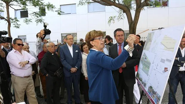 El alcalde atiende las explicaciones sobre el proyecto de reforma de un espacio libre en Santa Justa
