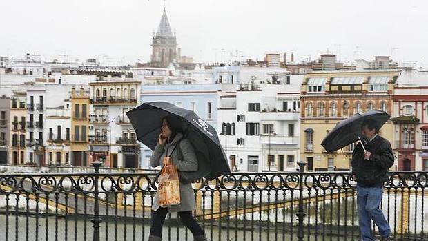 Vuelven los paraguas a Sevilla