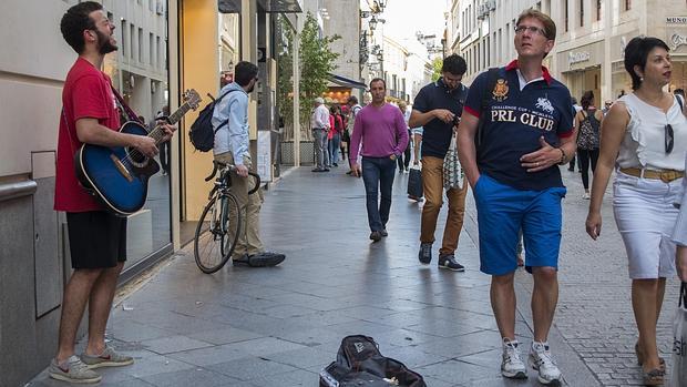 El Ayuntamiento aleja de la zona monumental a los músicos callejeros