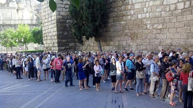 Colas a las puertas del Real Alcázar
