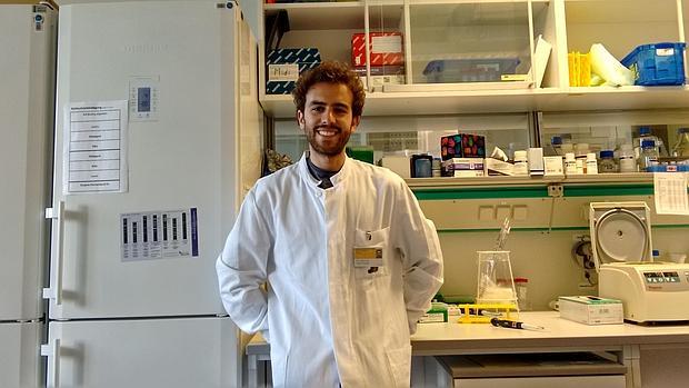 Francisco José Román, en el laboratorio del Instituto de Hematología Experimental de Hannover