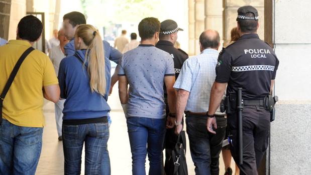 El juez prohíbe a Espadas colocar al Gepol bajo mando de los implicados en el amaño de las oposiciones