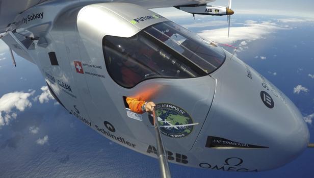 El misterio del «selfie» del piloto del Solar Impulse