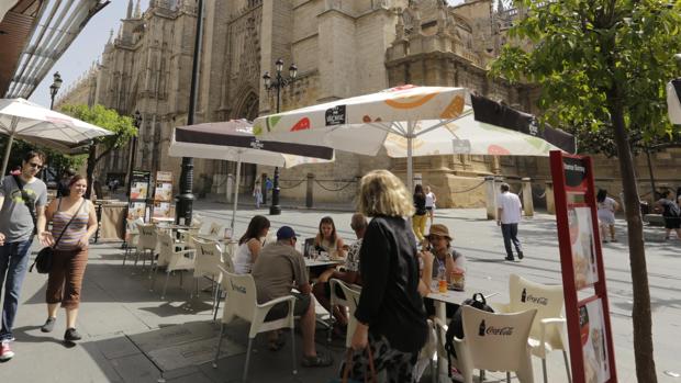 La Avenida de la Constitución, invadida por veladores sin armonía y llenos de publicidad