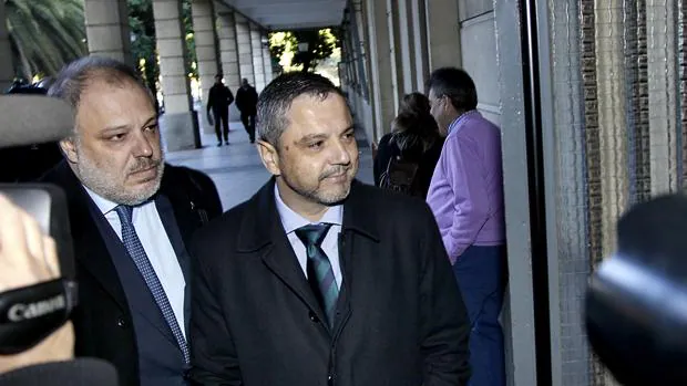 Fernando Mellet y su abogado, entrando en los juzgados