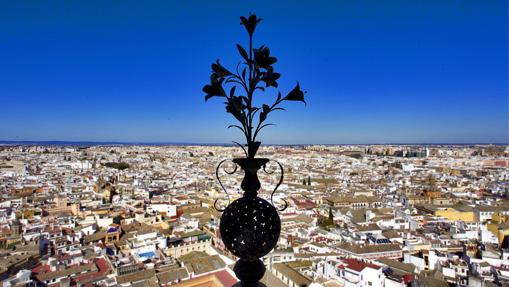 Panorámica de Sevilla desde la Giralda, con una de sus azucenas