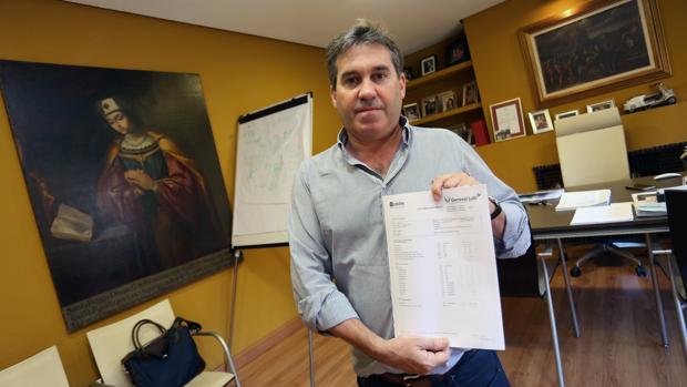 Jesús Cereceda, con el informe médico que reveló el alto nivel de CPK en su organismo