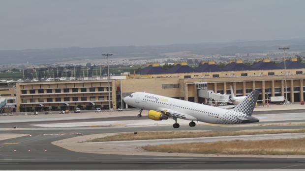 Un avión aterirza en el aeropuerto de Sevilla
