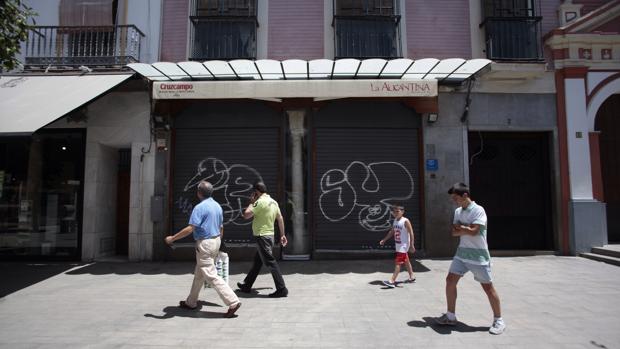 El bar La Alicantina, en la plaza del Salvador de Sevilla, ya cerrado