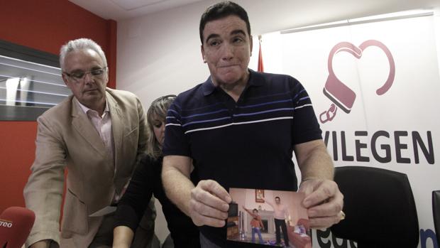El exmarido de María Salmerón, antonio Ruiz Dazaa, mostrando fotos en que aparece con su hija