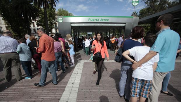 Usuarios del metro ante la estación Puerta de Jerez