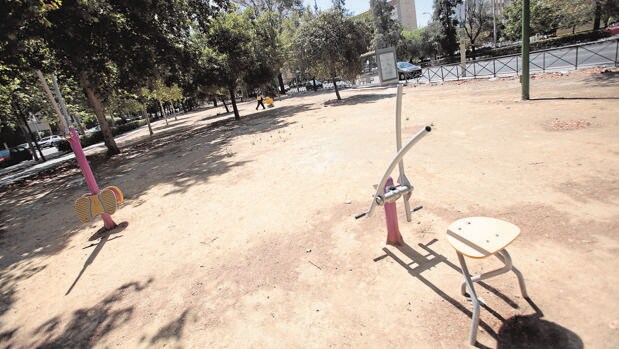 Aparatos de gimnasia para mayores del bulevar de la avenida de la Paz, sin uso tras meses desvalijados