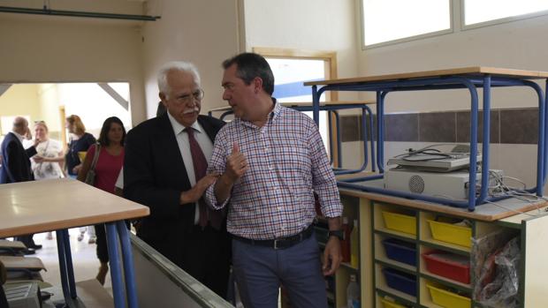 Juan Espadas, durante su visita a las obras del colegio Joaquín Benjumea Burín del Parque Alcosa