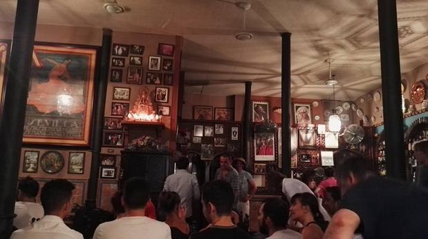 Clientes en el interior de «Casa Anselma»