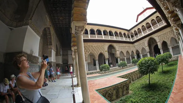 Turistas en el Patio de las Doncellas del Real Alcázar