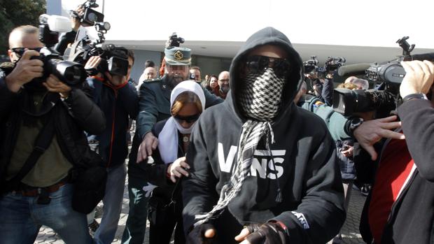 El Cuco y sy madre a la salida de los juzgados