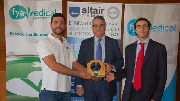 El responsable de FyaMedical hace entrega del desfibrilador semiautomático a la dirección del centro escolar Altair
