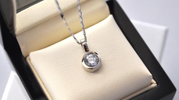 ¿Qué hacer con las cenizas de un fallecido? Desde un diamante a un cuadro