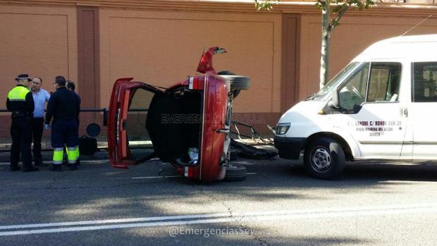 Herido el conductor de un coche que ha volcado en la avenida Manuel Siurot de Sevilla