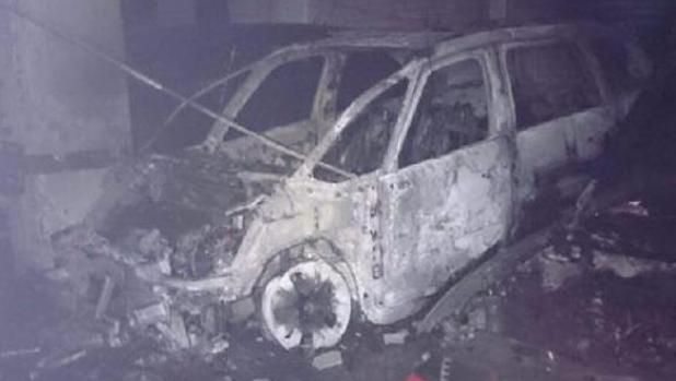 Dos atendidos por inhalación de humo en el incendio de un garaje en Pino Montano