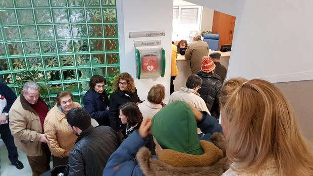Vestíbulo en el que se concentran los usuarios que llegan de la calle, los que bajan de la planta primera y los que guardan cola para pedir cita