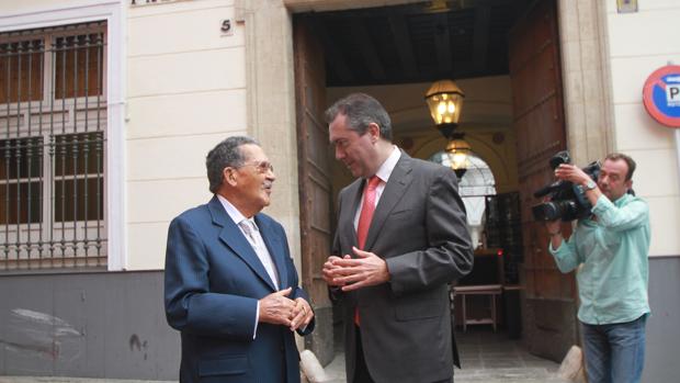 El coleccionista Mariano Bellver y el alcalde, Juan Espadas, en la Casa Fabiola