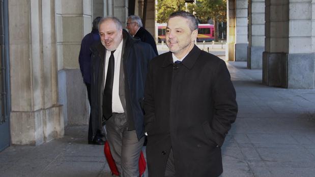 Mellet, llegando a los juzgados con su abogado