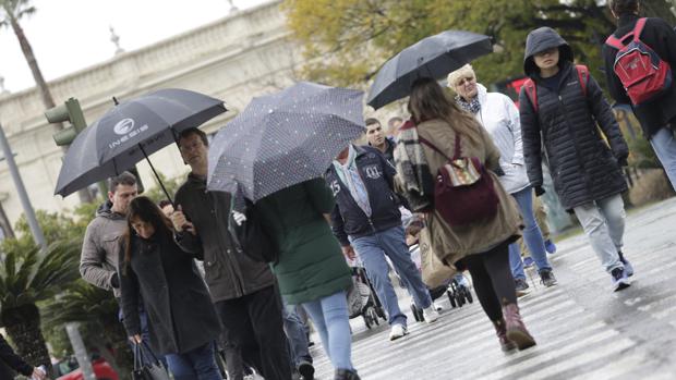Vuelven los paraguas a las calles de Sevilla