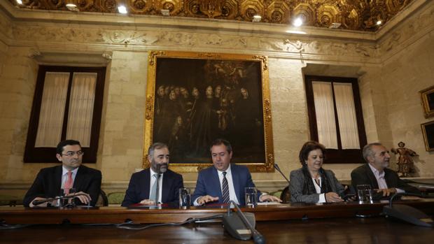 El alcalde, Juan Espadas, firma un acuerdo con GRI Towers, en el Ayuntamiento