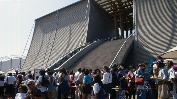 Pabellón de Japón, una imponente (y efímera) estructura en madera