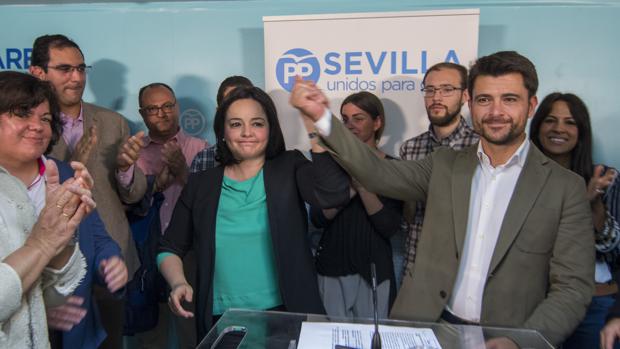 La portavoz del PP en la Diputación de Sevilla, Virginia Pérez, junto a Beltrán Pérez
