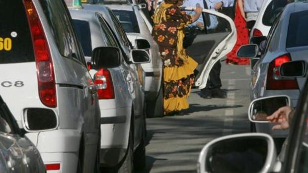 Los taxis, desbordados por la masiva afluencia durante la primera parte de la Feria