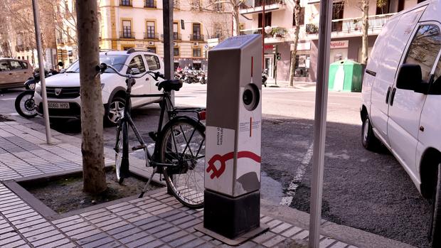 Un punto de recarga para coches eléctricos en Reyes Católicos