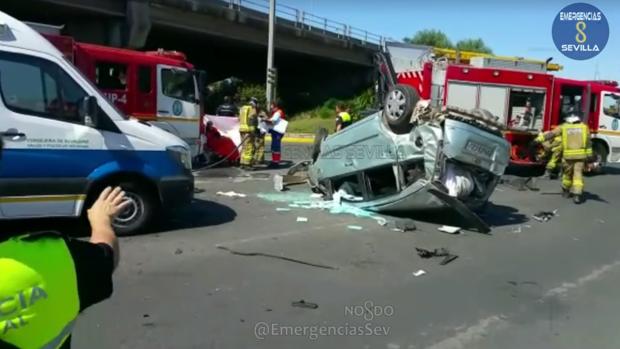 Aparatoso accidente en Alcosa al caer un coche del puente de la A-4