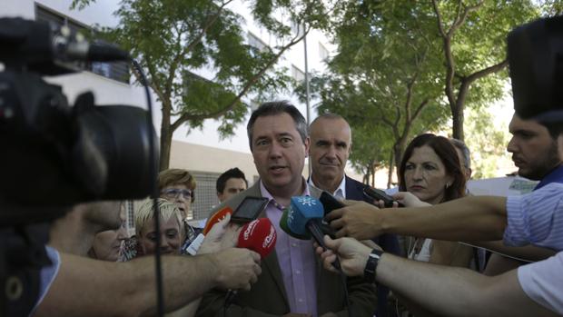 El alcalde de Sevilla, Juan Espadas, atendiendo a los medios