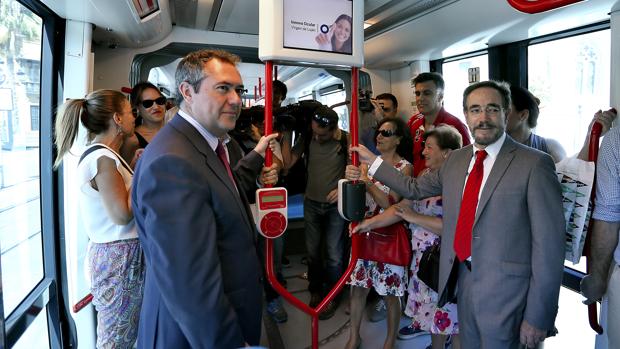 El alcalde Juan Espadas, junto al consejero José Fiscal hacen un viaje en el tranvía