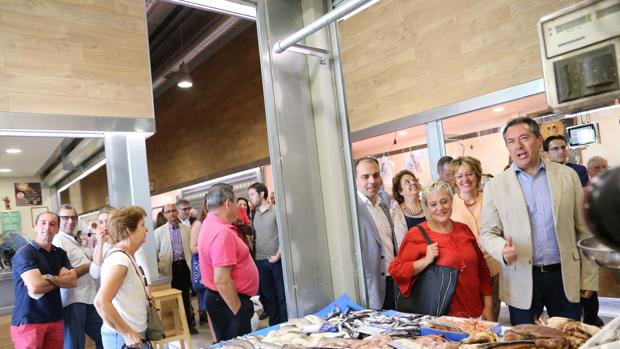 El alcalde, Juan Espadas, en la inauguración del mercado este viernes