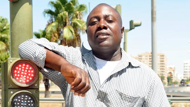 Amby Okonkwo en el semáforo de Tablada