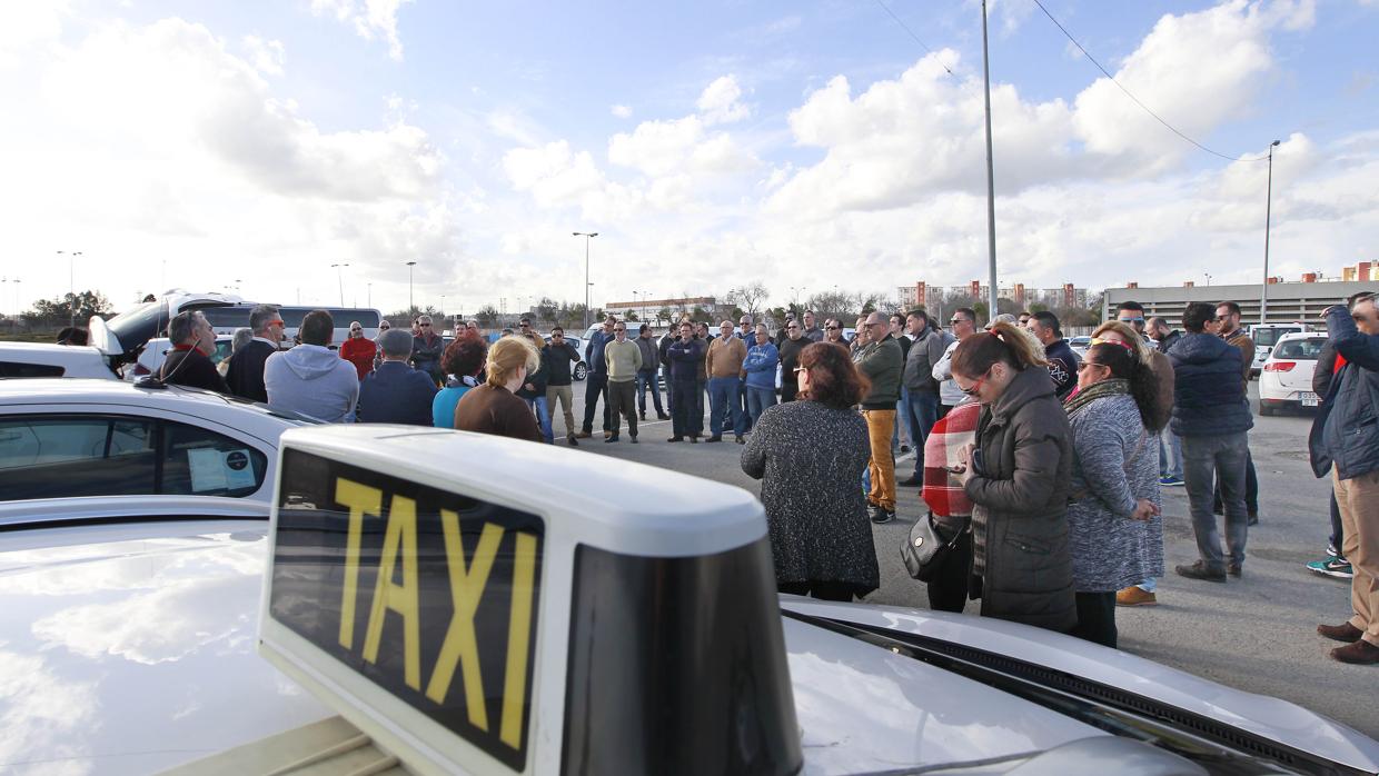 Concentración del sector del taxi contra plataformas de alquiler de coches con conductor